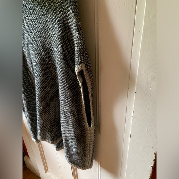 Women’s navy blue and silver knit Gap Turtle Neck Poncho size Medium - Picture 4 of 12